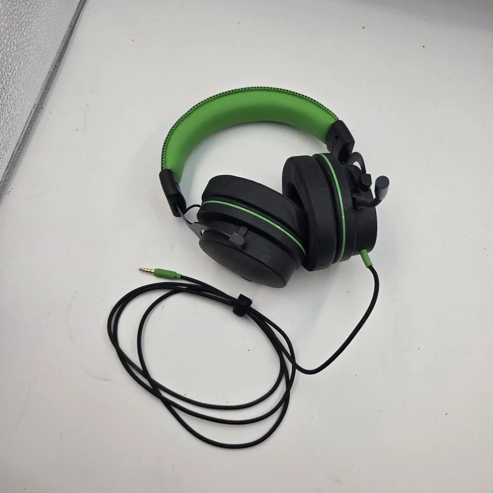 onn. Wired‎ Gaming Headset with Microphone Black Neon Green 3.5mm Jack L3